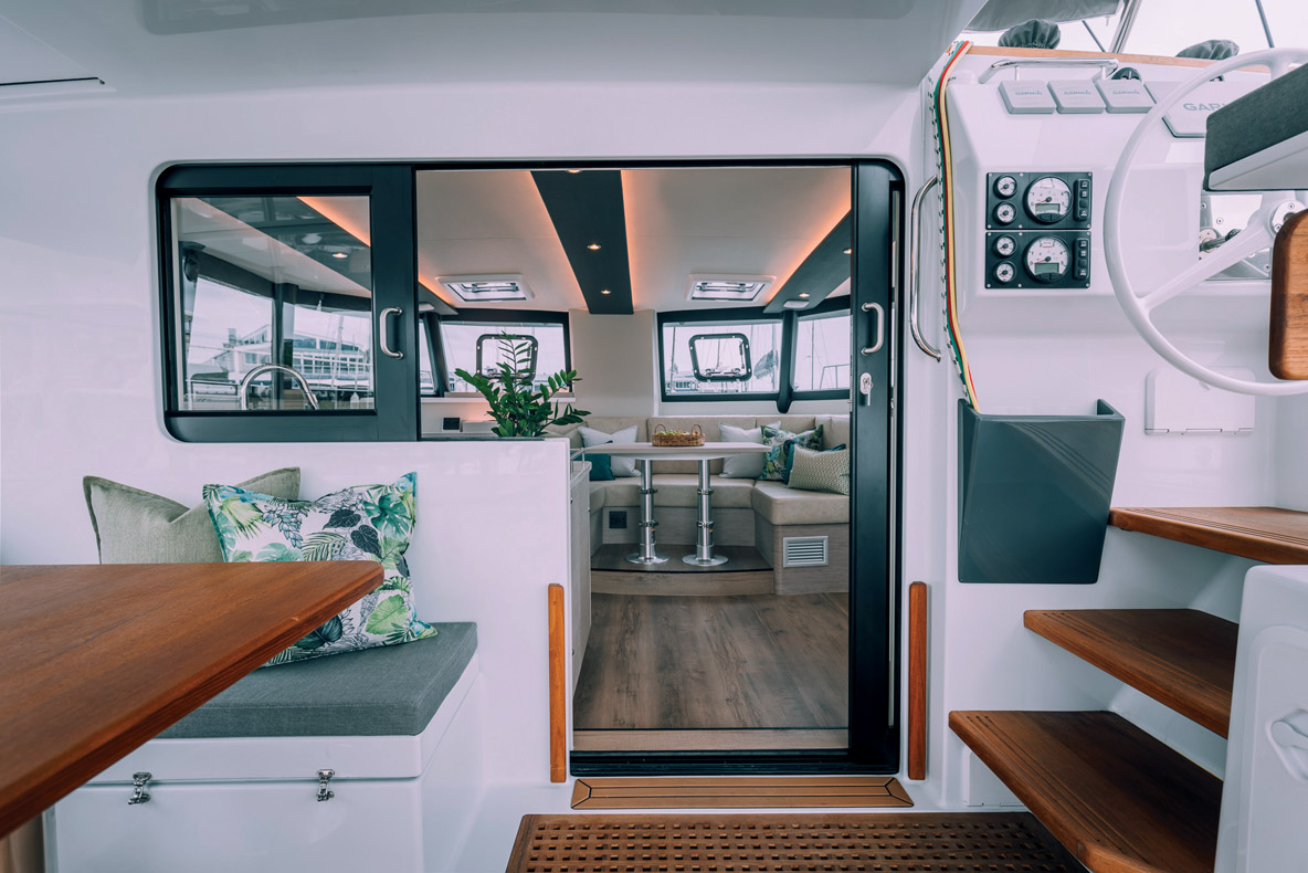 La cloison entre le cockpit et le carré dispose d’une porte et d’une fenêtre coulissante pour faciliter la circulation et la convivialité.
