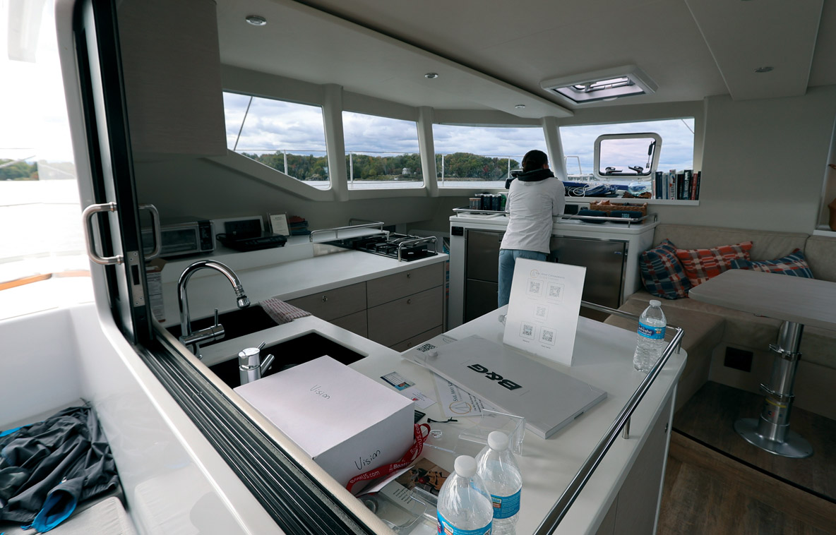 La fenêtre coulissante permet de communiquer facilement entre le cockpit et la cuisine.