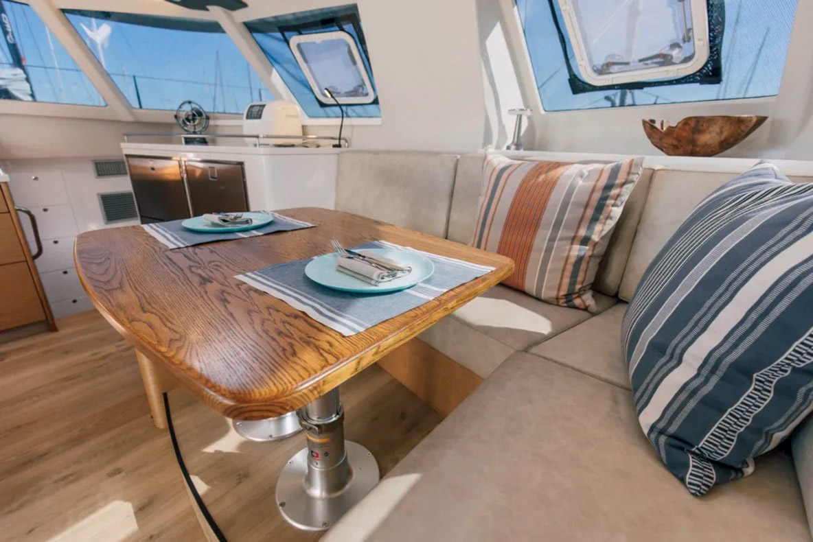 Le carré bénéficie d’une vue à 360° et peut se transformer en couchette d’appoint.