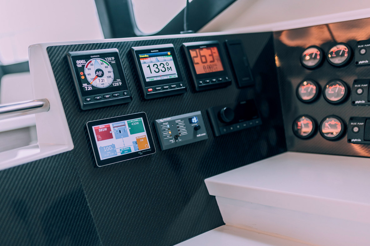 Le Vision 444 dispose d’un vrai poste de navigation intérieur, avec table à cartes et électronique complète.