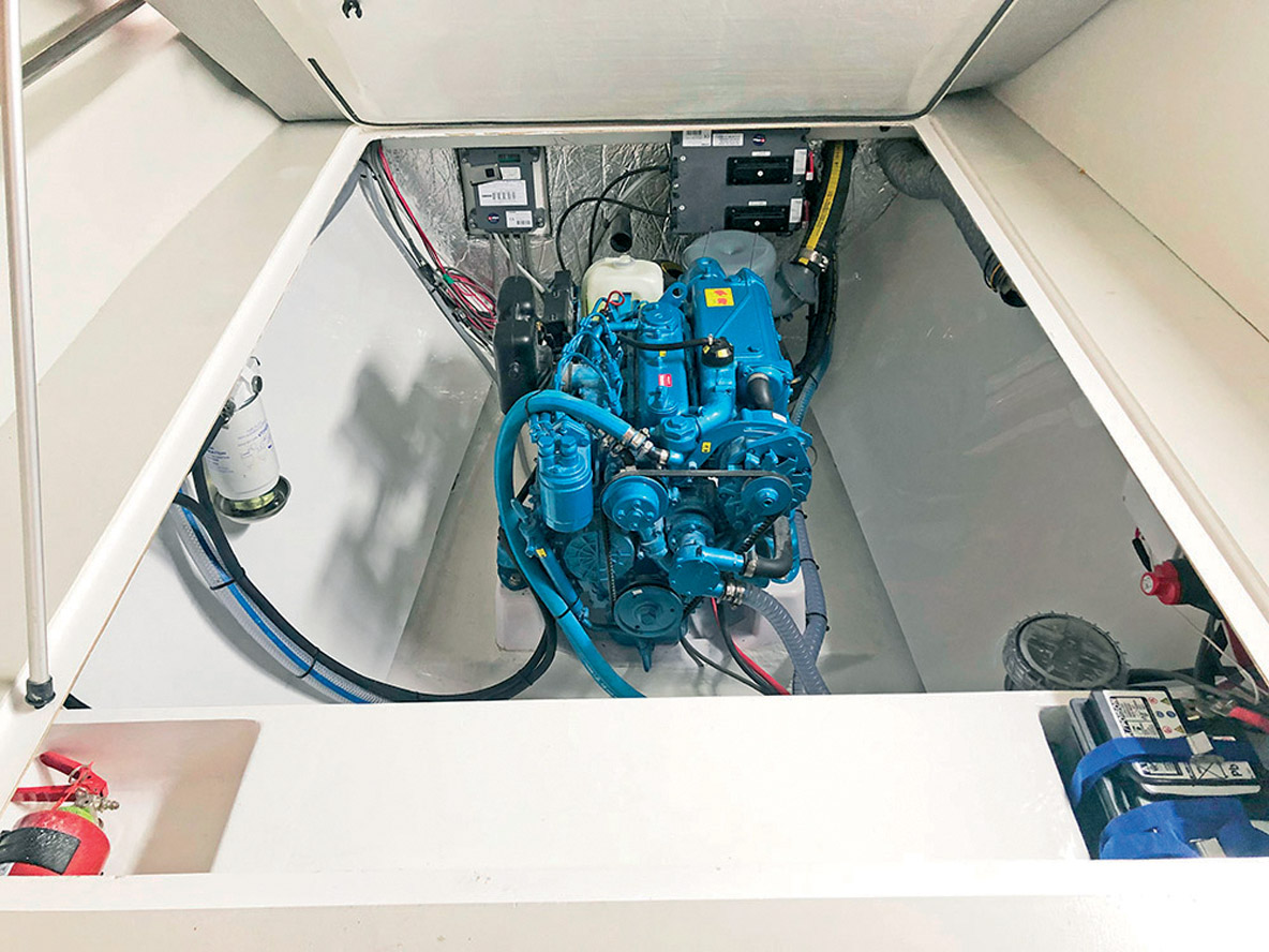 Ce catamaran est propulsé par deux moteurs Nanni Diesel de 37 CV accouplés à deux alternateurs.