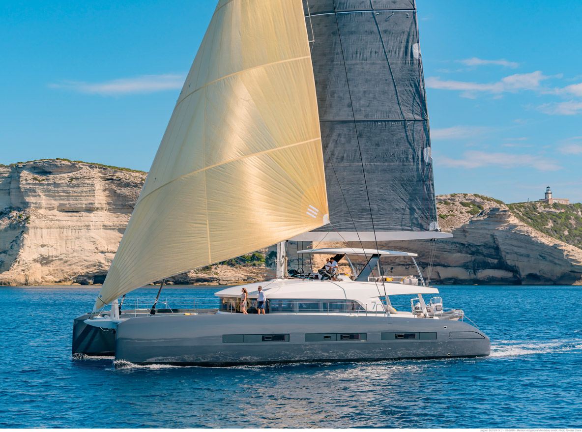 Les deux leaders mondiaux du catamaran de série, Lagoon et Fountaine Pajot, se sont rapidement positionnés sur le marché des multiyachts en peaufinant le concept du semi-custom sur catalogue.
