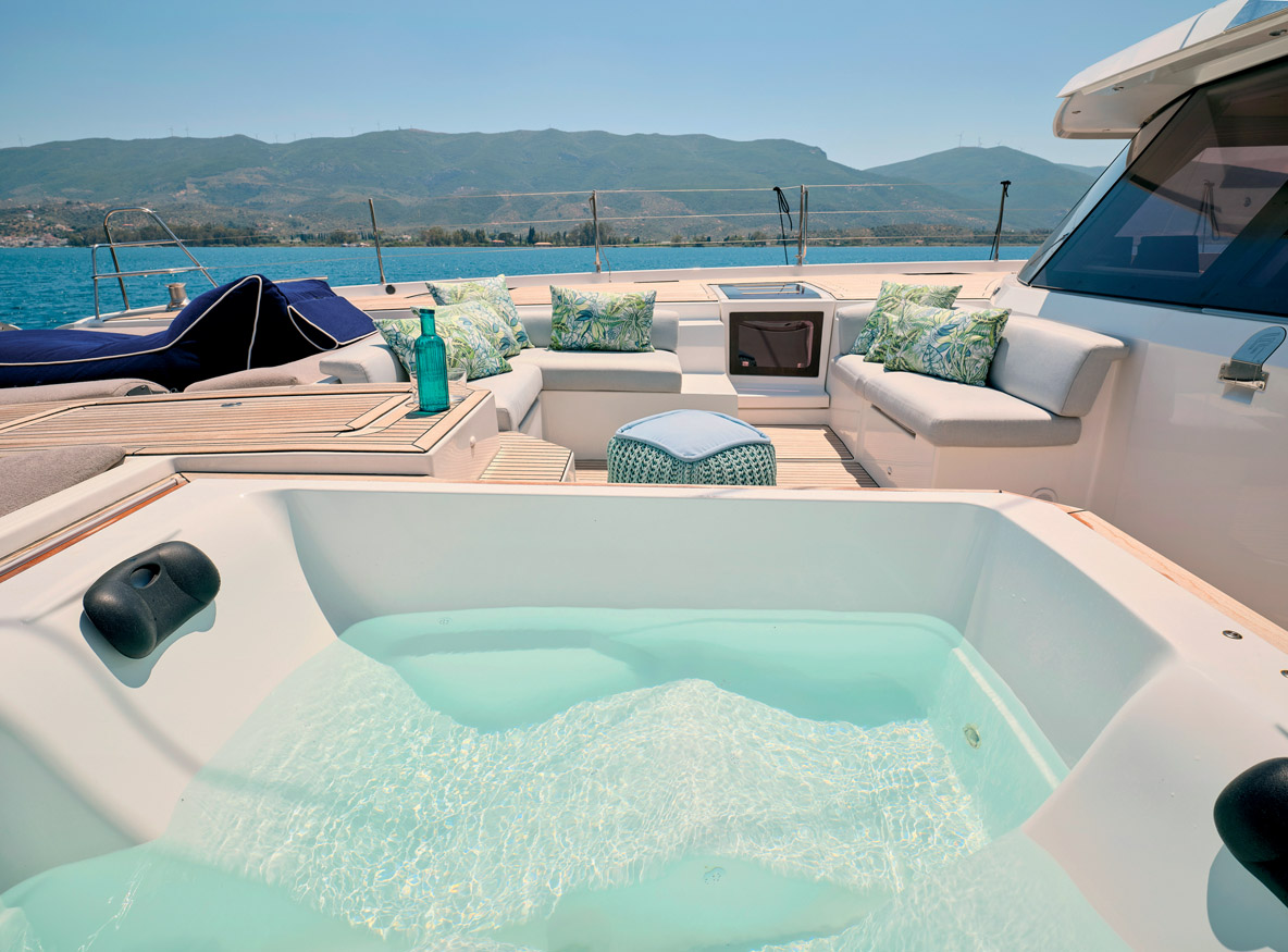 A bord de l’Alegria 67, on peut profiter d’un jacuzzi.