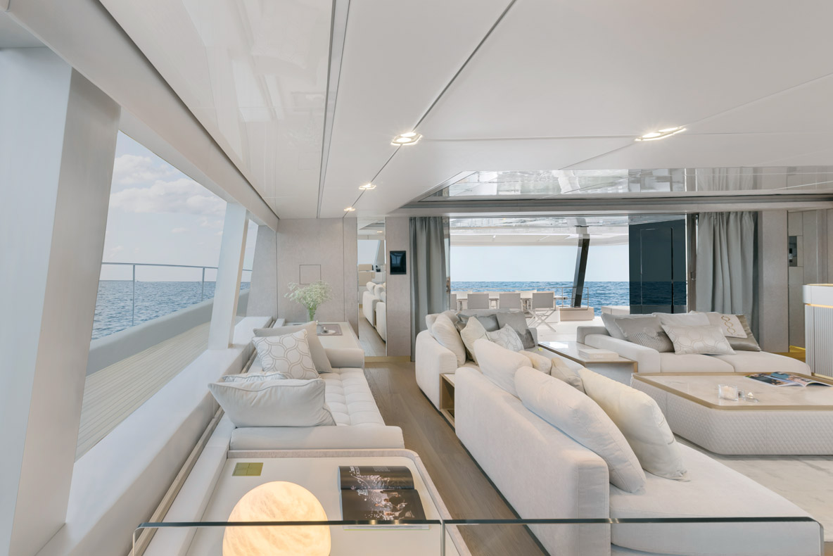 Les catamarans Sunreef ont imposé des intérieurs sur mesure – ici à bord d’un 80 pieds.