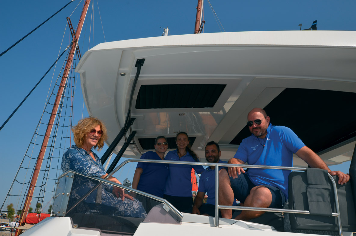 L’équipage d’un multiyacht de 60 à 80 pieds est composé le plus souvent d’un Capitaine, d’un marin et/ou d’une hôtesse, et d’un Chef.