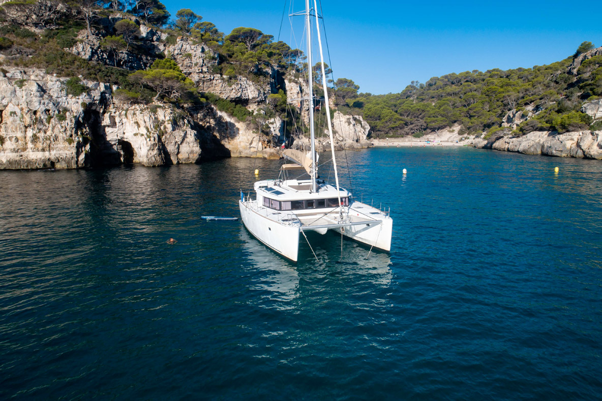 Ce Lagoon au mouillage à Majorque peut être le vôtre pendant une semaine… ou plus ! ©DYW