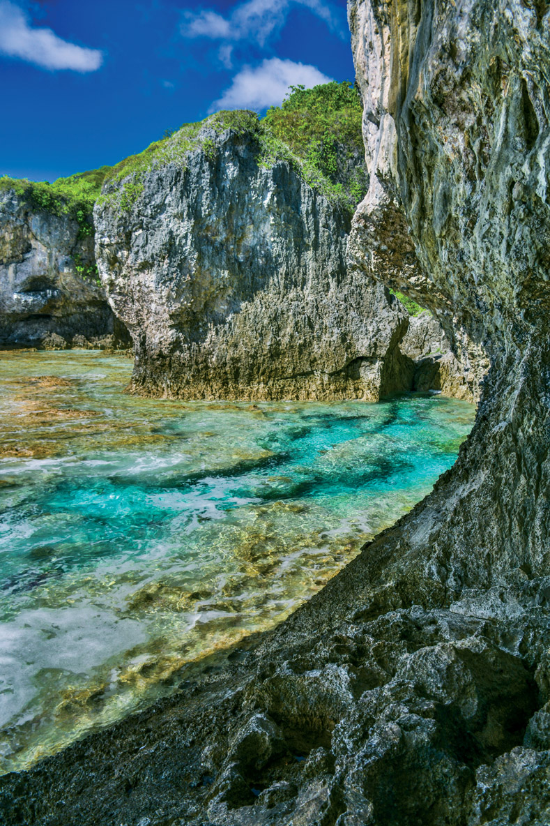 Il y a peu de plages sur l’île, mais les nombreuses criques sont magnifiques.