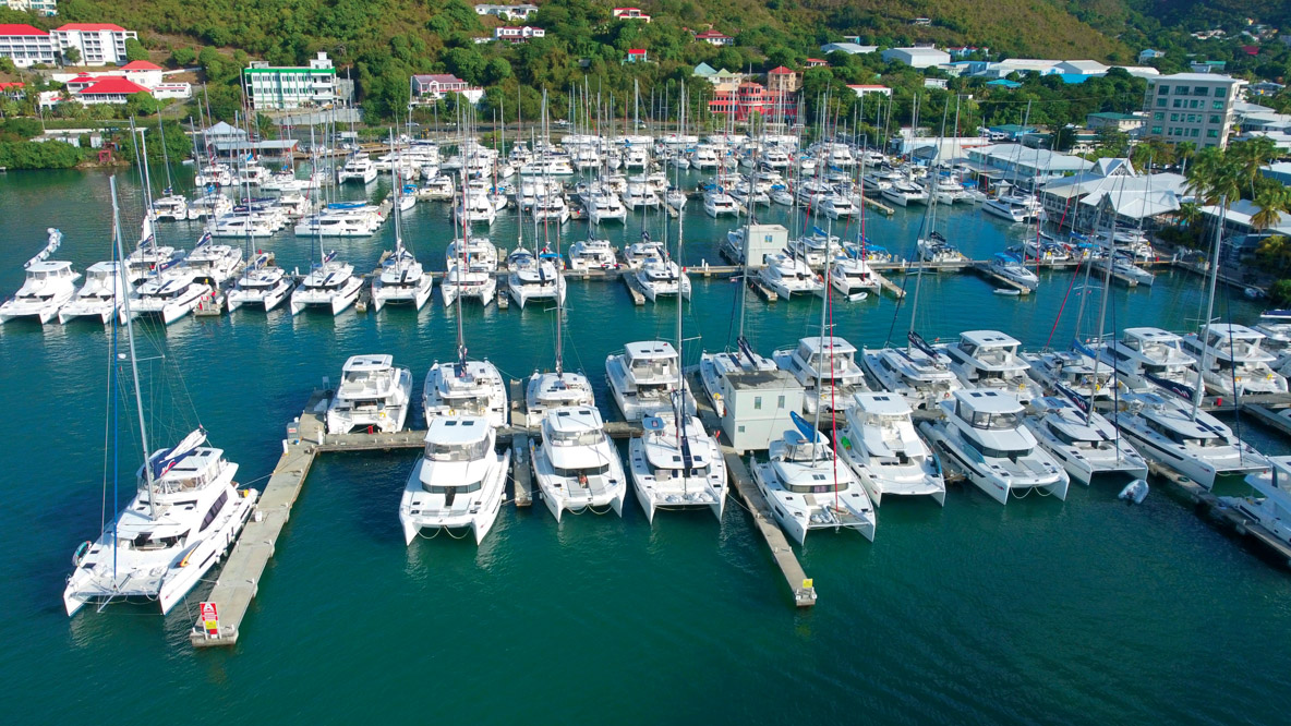 La base Sunsail/The Moorings des BVI, avec ses 300 bateaux, est sans doute la plus grande du monde… c’est également ici, à Tortola, en 1971, qu’est née la gestion-location. ©EvD