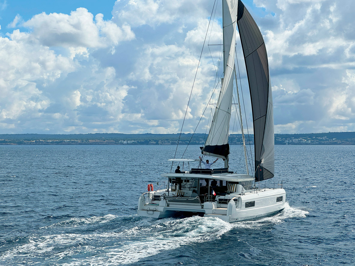 This three-quarter aft view clearly  llustrates the work of the designers, who have succeeded in making the coachroof fairly unobtrusive.