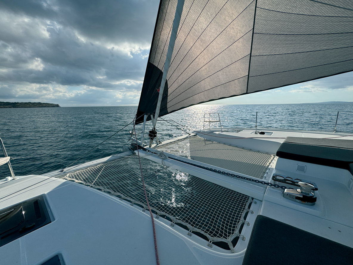 Pour booster les performances, un gennaker et/ou un spi asymétrique sont indispensables.