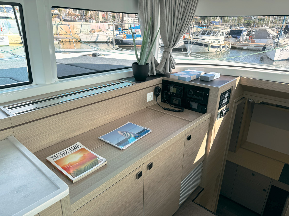 La traditionnelle table à cartes (encore présente sur  le Lagoon 42) se résume à un simple plateau utilisable debout.