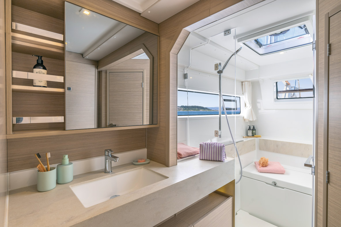 Surprise, le couchage de la cabine Propriétaire est aménagé à l’avant ! A bord de cette version, on peut compter sur un vaste bureau et un cabinet de toilette XXL à l’arrière.