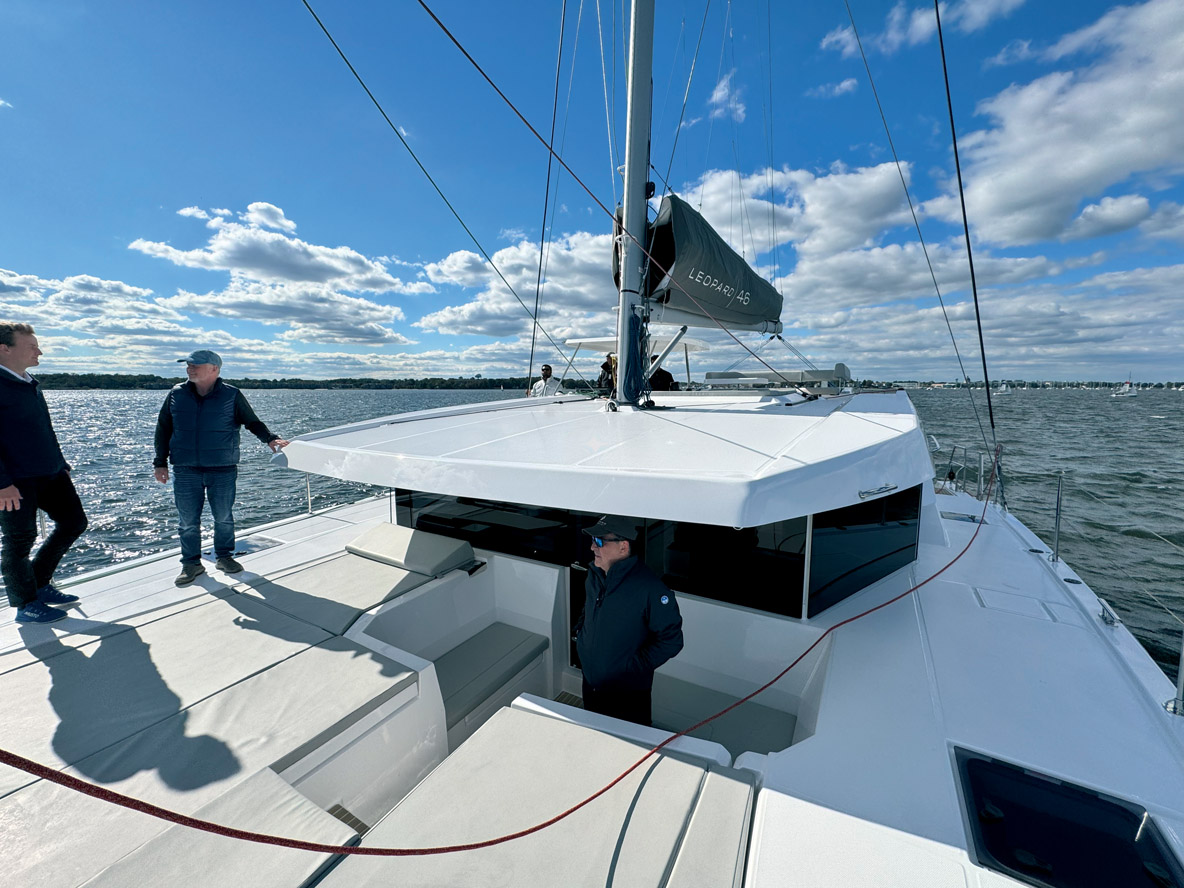 La circulation à bord du Leopard 46 est très facile grâce à de larges passavants et à un pont avant très dégagé.