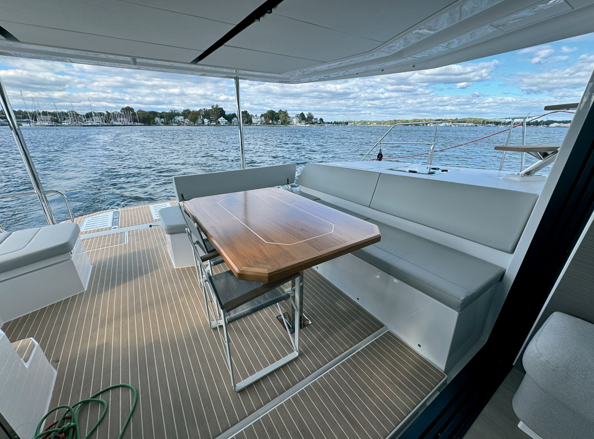 Le cockpit est presque identique à celui du 45, avec un espace repas sur bâbord, une assise sous le poste de barre et un gril.