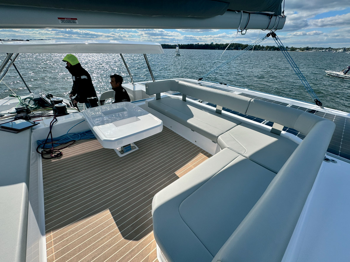 Le sun lounge a été avancé pour permettre l’installation de panneaux solaires à l’arrière du bimini.