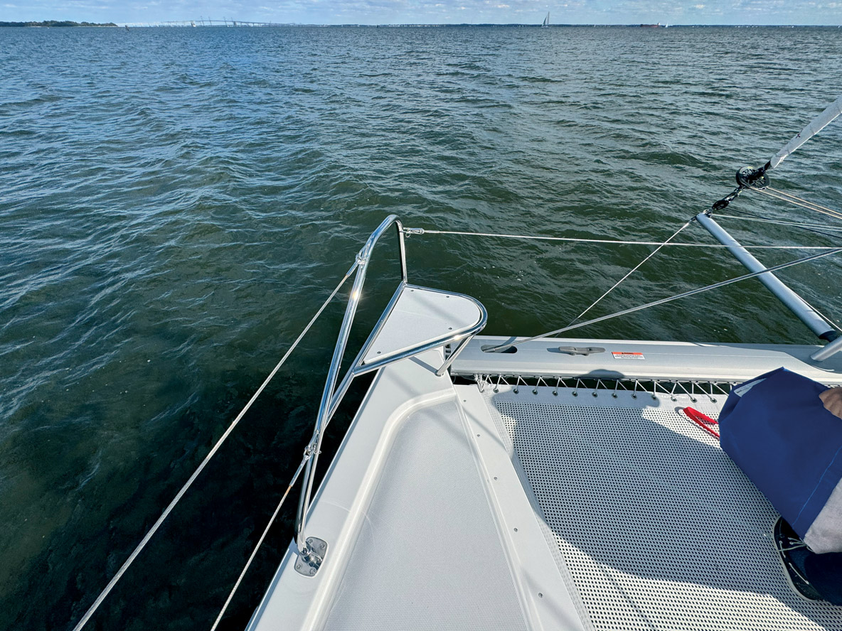 La petite assise pour observer les dauphins est toujours l’un des meilleurs spots du catamaran