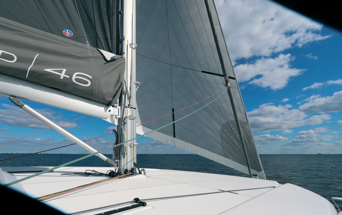 L’accès au pied de mât est bien plat et bien dégagé, un plus pour les manœuvres. La surface de voile standard au près a été portée à 144,4 m2, ce qui améliore les performances.