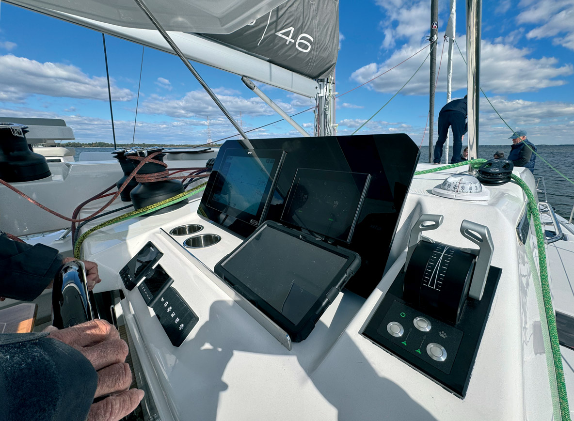 Le poste de barre est très complet, et profite d’une vue bien dégagée sur la mer et sur le gréement.  