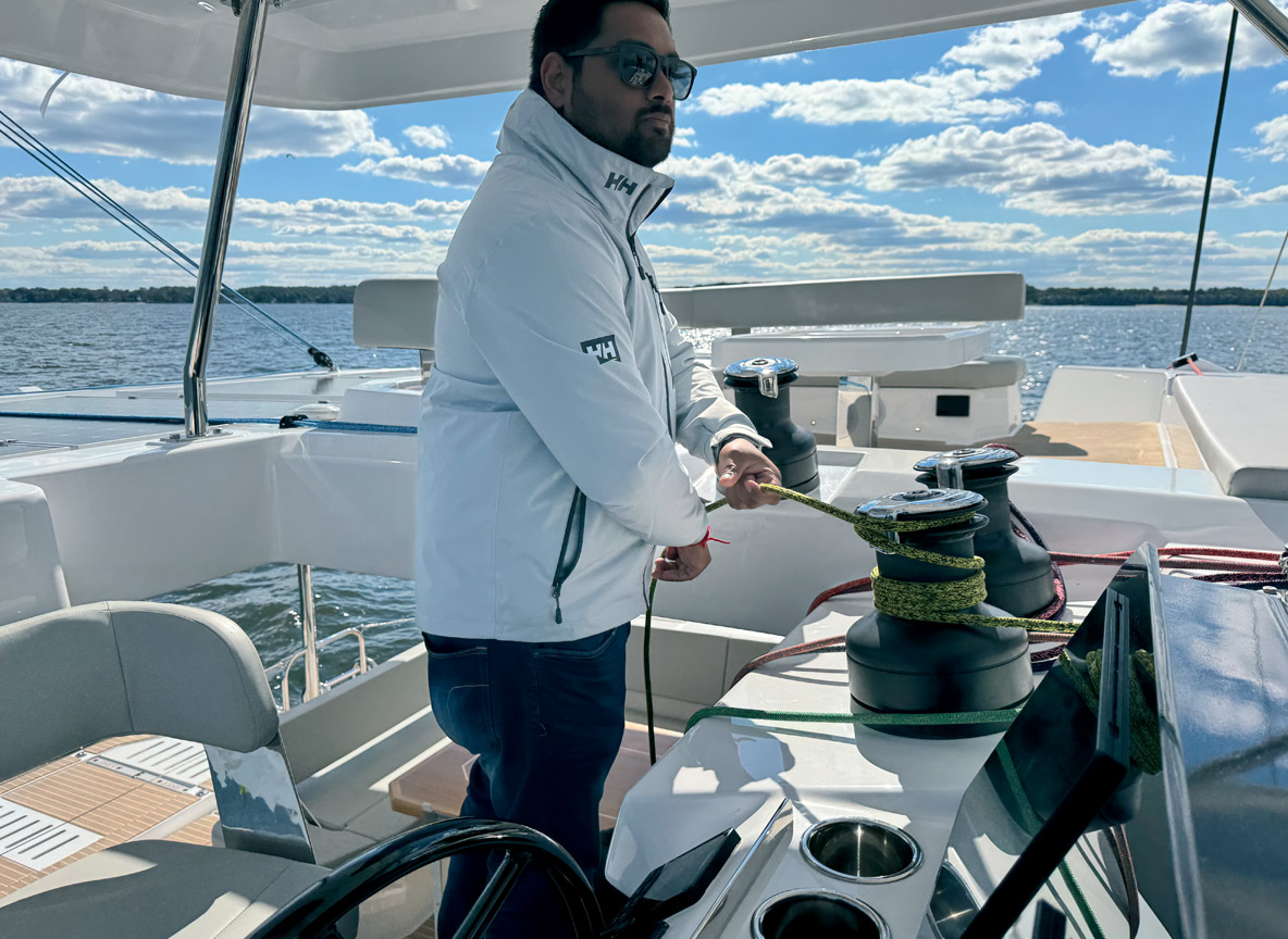 Le Leopard 46 a été conçu pour être mené en solo avec toutes les drisses revenant au poste de barre.