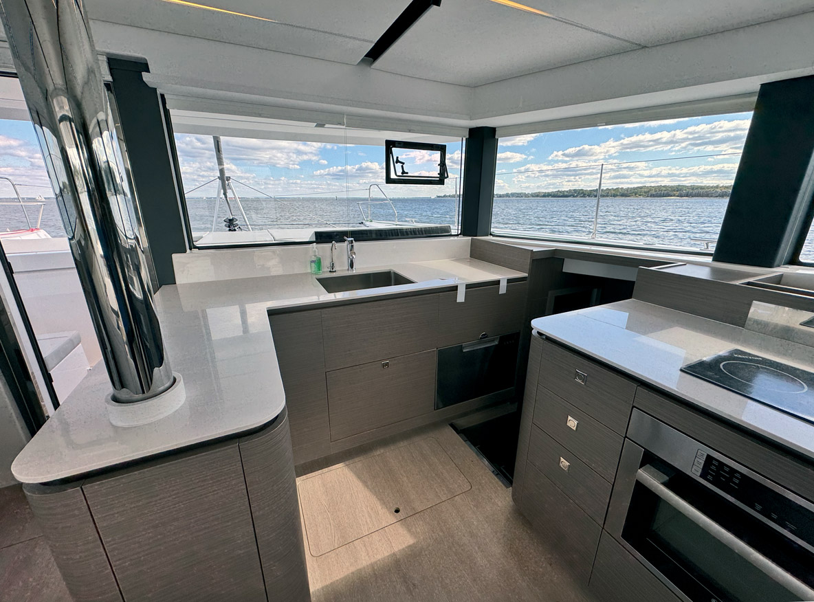 La cuisine occupe la partie tribord du pont principal ; elle s’avère très bien équipée de série.