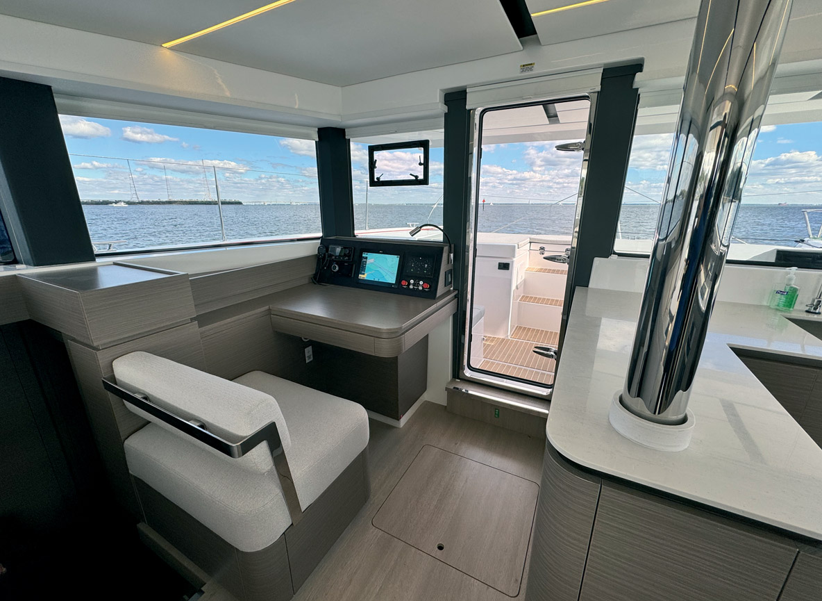 Sur bâbord avant, on trouve une vraie station de navigation, avec de surcroît une vue imprenable sur la route.