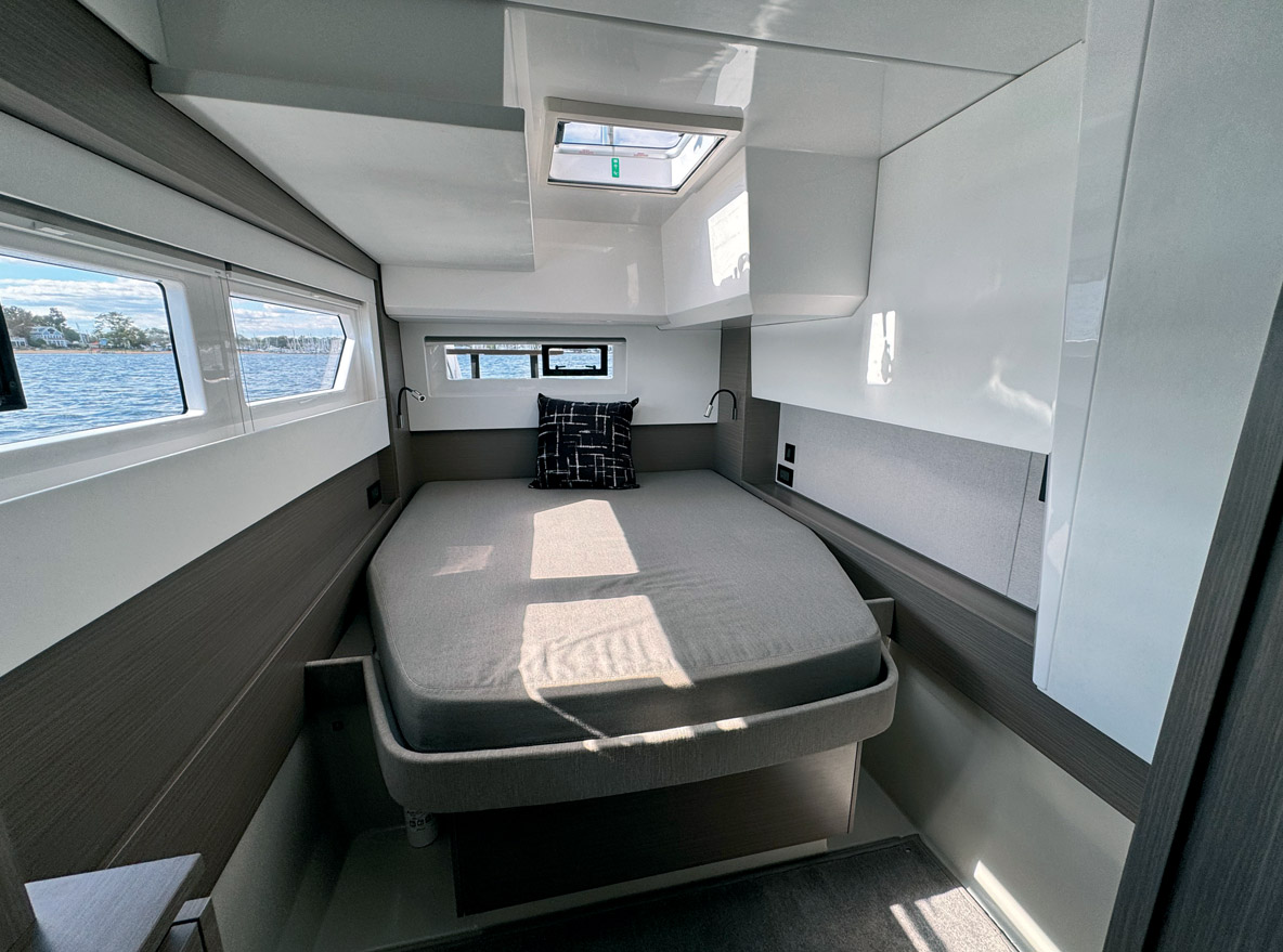 La cabine Propriétaire occupe la coque tribord, et inclut notamment un bureau et une grande salle de bains.