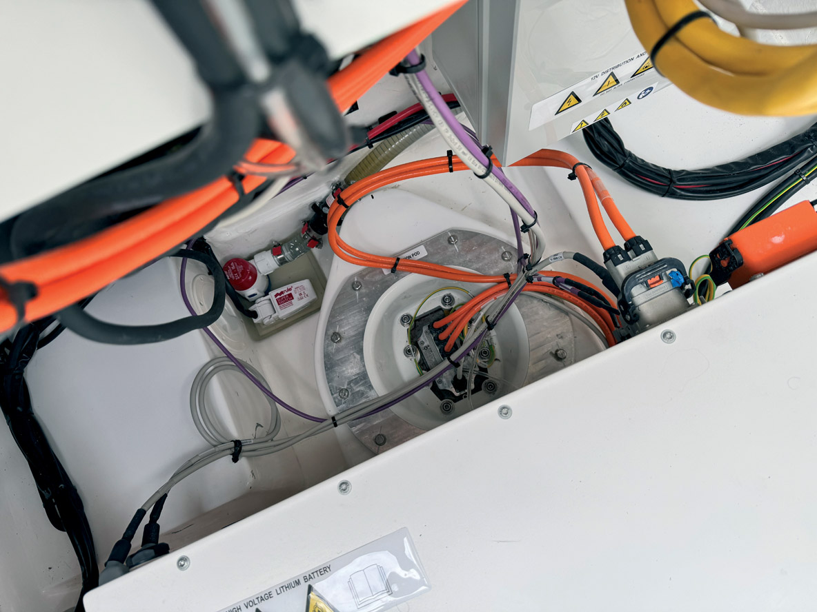 Le système de propulsion électrique est logé au même emplacement que les moteurs thermiques, et comprend deux pods de 25 kW.