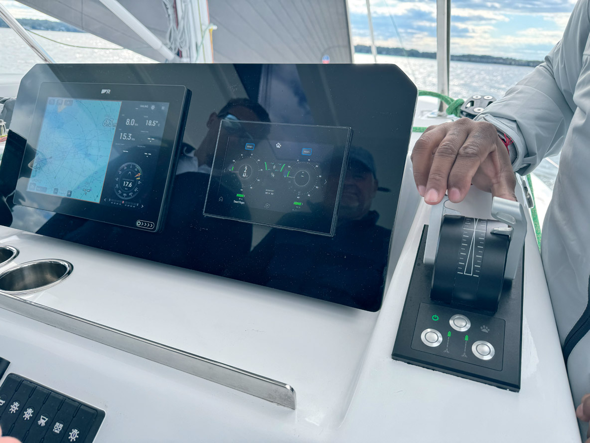 Tout le système électrique peut être commandé depuis cet écran tactile grâce à une interface claire et intuitive.