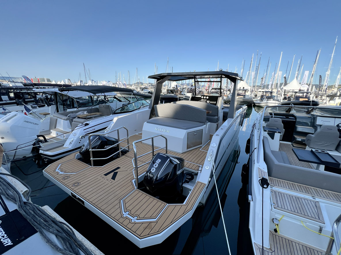 Au bord ou depuis l’annexe, la grande plate-forme arrière permet un accès à bord très facile.