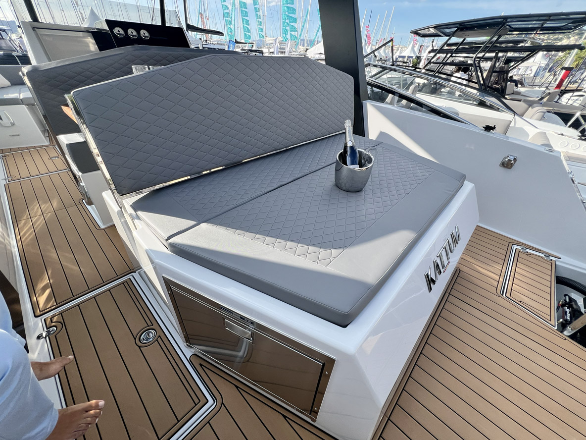 Un grand solarium arrière modulable occupe la partie arrière du cockpit. Le dossier réversible permet de transformer l’ensemble en banquette.