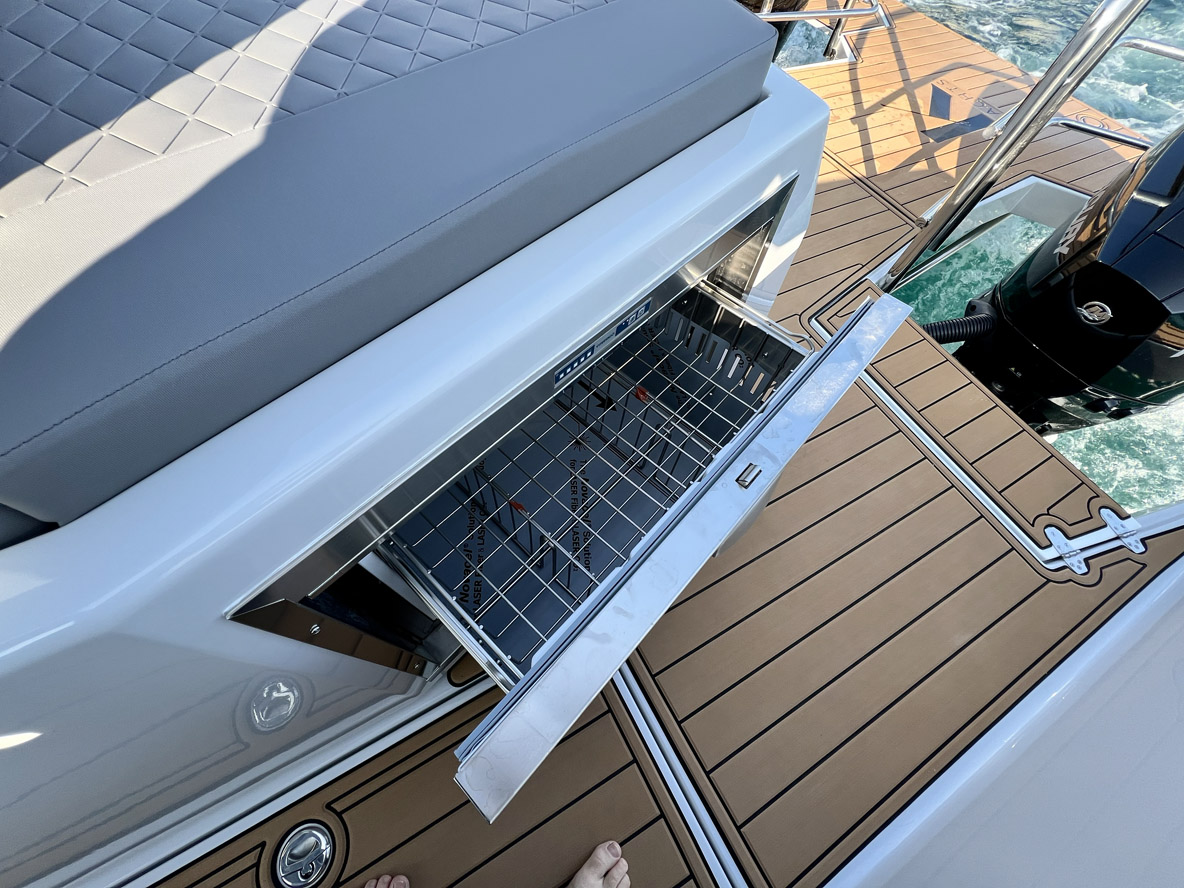 Pas de rangement sous le solarium arrière ; on a la possibilité d’y caser deux réfrigérateurs-tiroirs.