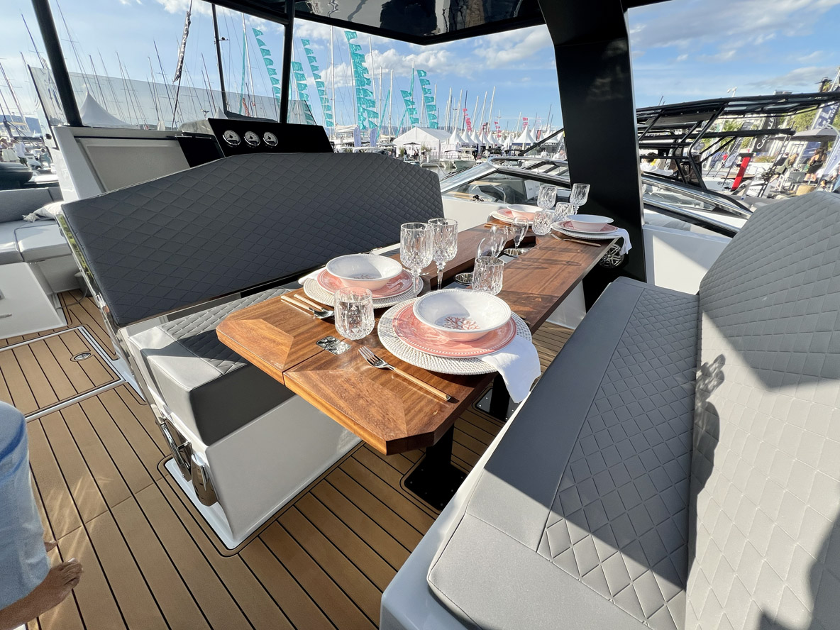 La banquette arrière et la banquette pilote peuvent former un espace repas avec une belle table au milieu. 