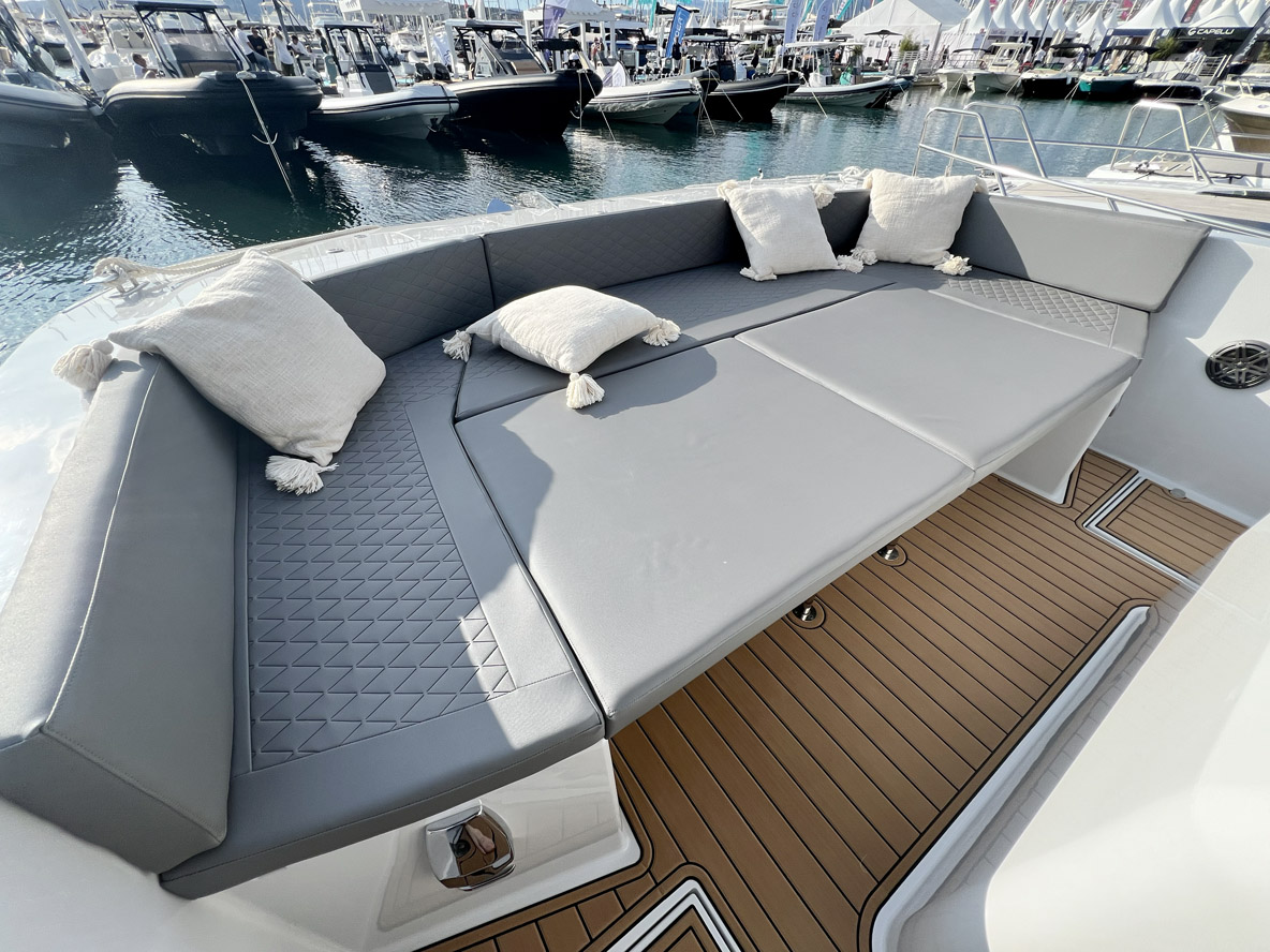 Sur la proue, le grand solarium peut se transformer en espace repas avec une table en option.