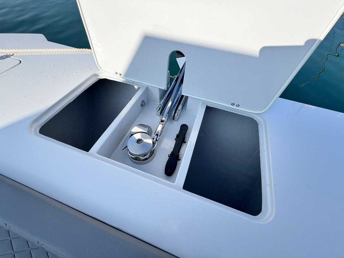 L’ancre à poste et le guindeau sont faciles d’accès, et l’on profite en sus, juste à côté, de deux coffres pour les défenses. 