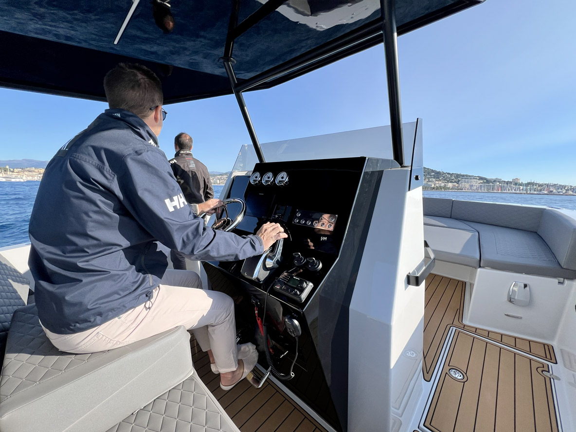 La console est plutôt bien pensée bien qu’un peu haute –  d’où le coussin. On aimerait une fargue en haut et un vide-poches.