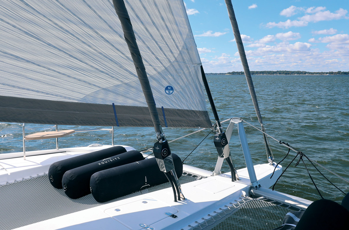 Toutes les voiles sont automatisées, à l’image des voiles d’avant et de leur enrouleur électrique.