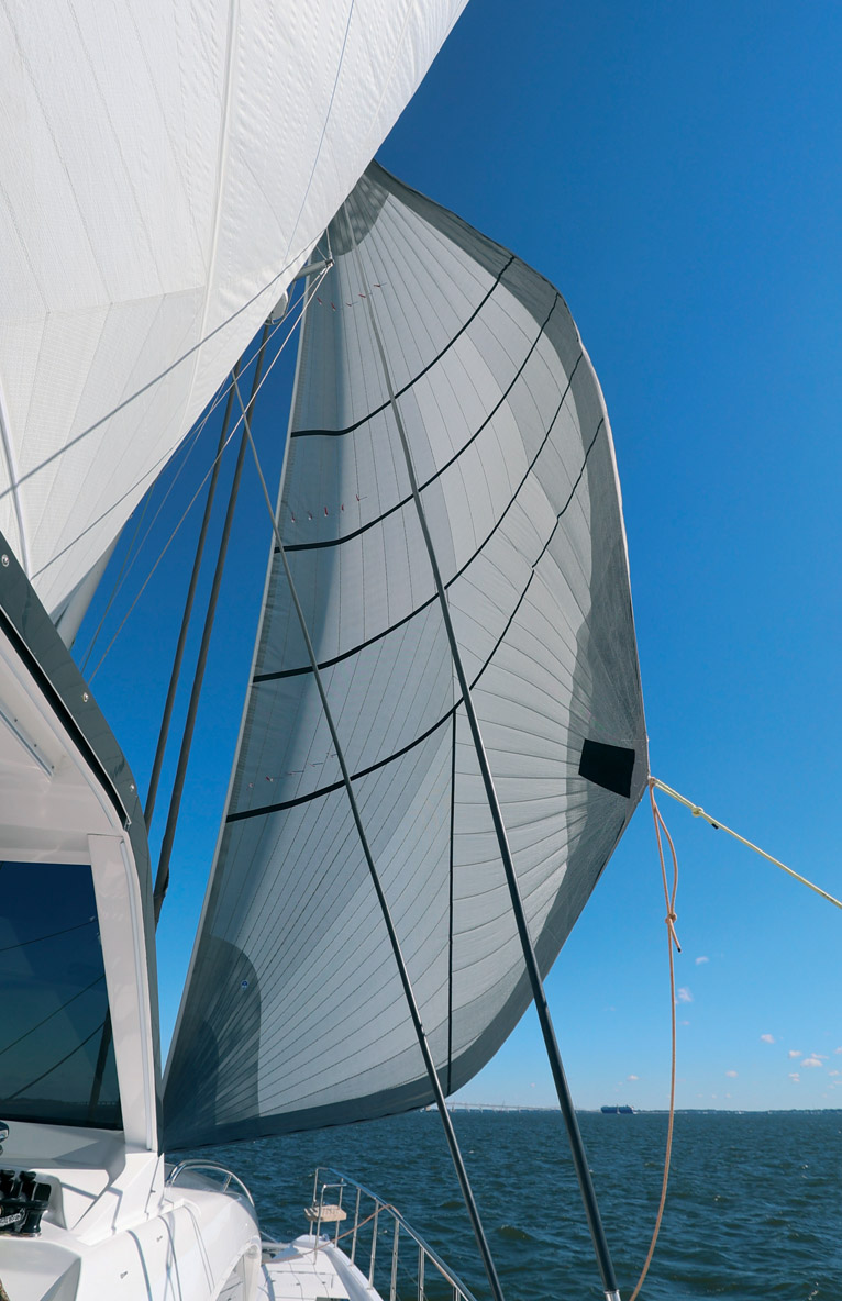 Dès la mise standard, l’Xquisite 60 Solar Sail profite d’un bon jeu de voiles, que vous pourrez ensuite compléter à loisir.