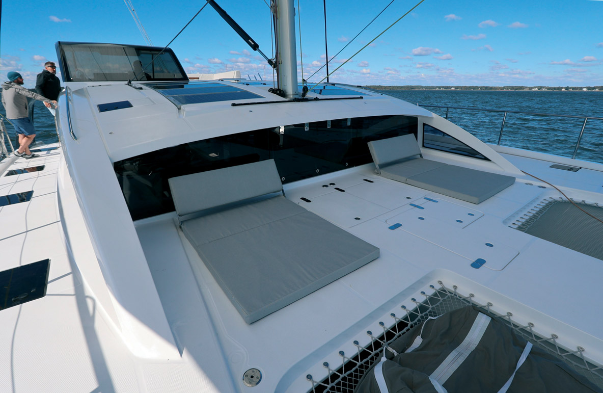 La première partie du pont avant cache des rangements et reçoit deux assises lounge