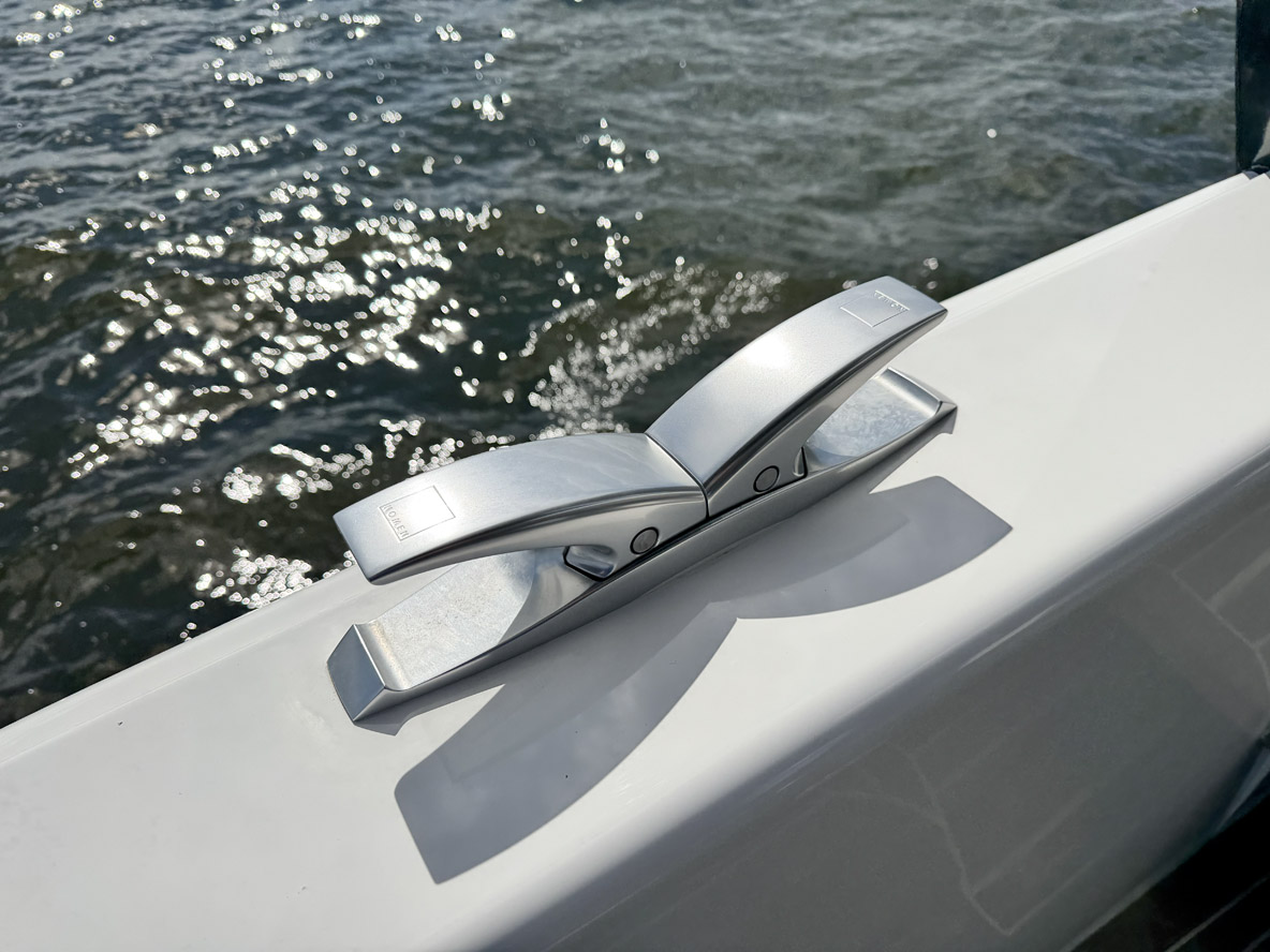 La qualité de fabrication est de très bon niveau, cela se manifeste  notamment au travers des taquets, qui allient style et robustesse.