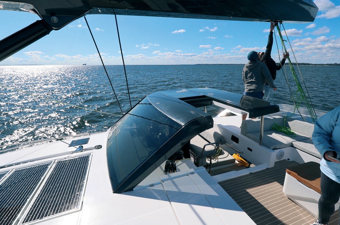 Le poste de barre est très bien protégé tout  en restant connecté avec le cockpit ou avec  le sun lounge.