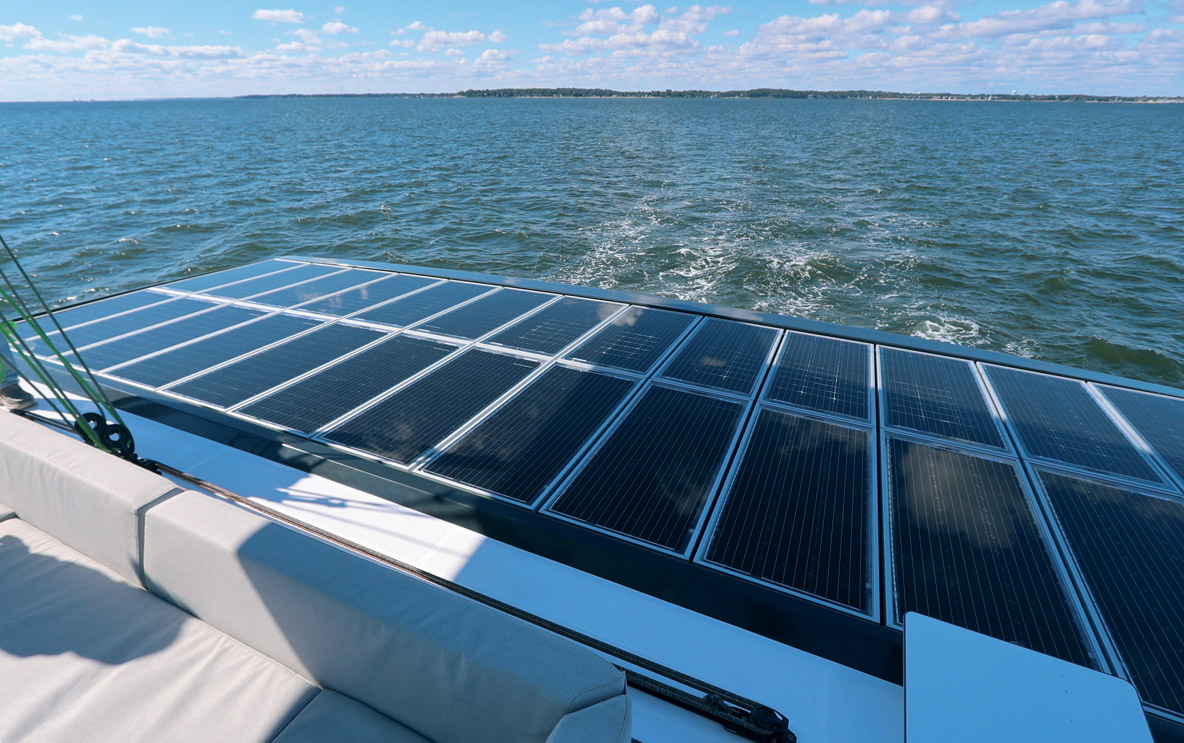 Une partie des panneaux solaires est supportée par l’arche arrière, ce qui, vu du cockpit, donne une ambiance  très high-tech. 