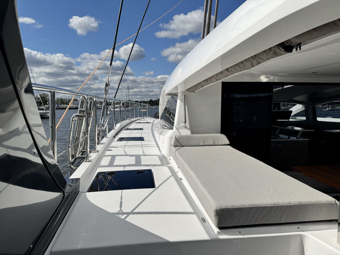 Les passavants sont larges, sans obstacles, et profitent de mains courantes pour se tenir.