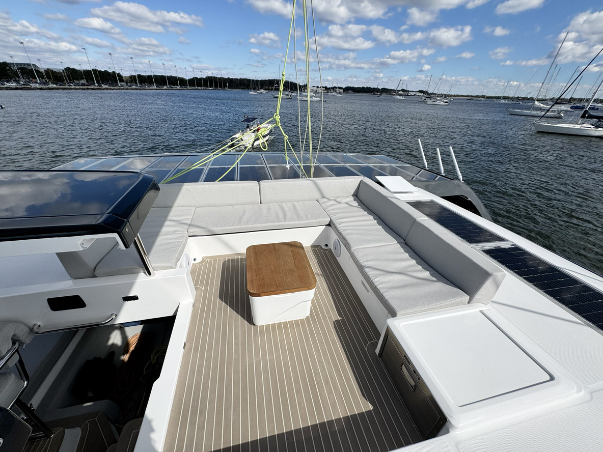 Le sun lounge est un espace idéal pour prendre le soleil, boire un verre ou se relaxer au mouillage ou lors des navigations tranquilles.