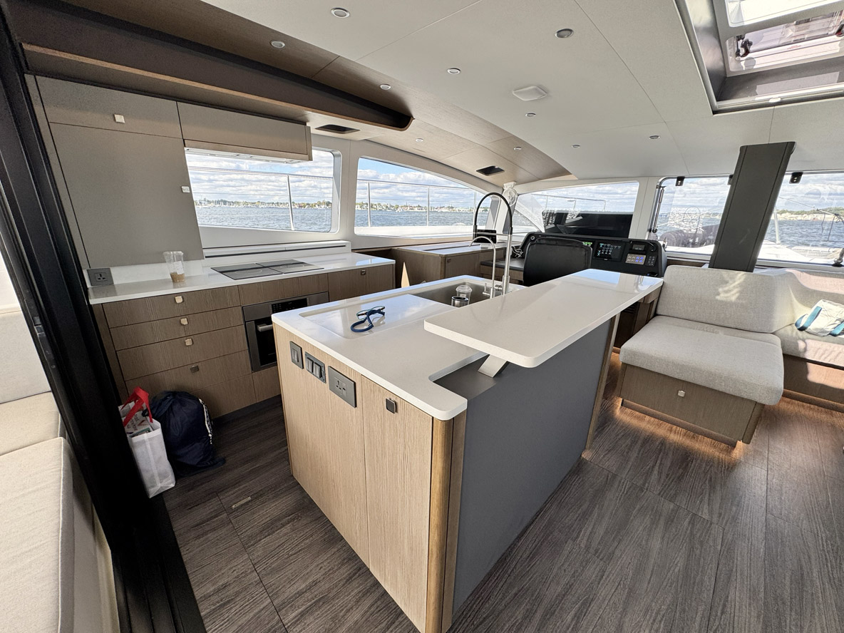 Située sur bâbord, la cuisine est plutôt grande et bien conçue, avec son îlot central. Elle comporte également tout  l’électroménager nécessaire, comme à la maison.