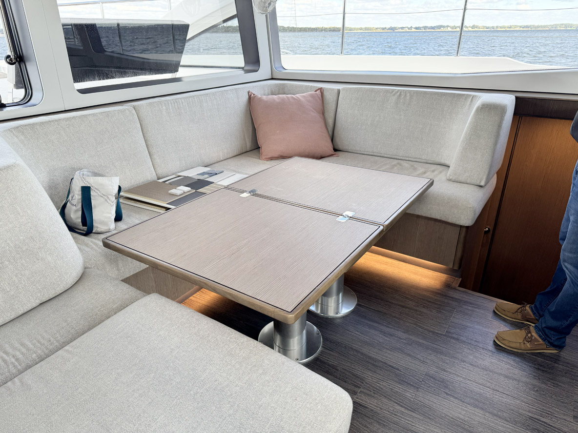 La partie salon/repas à l’intérieur n’est pas énorme, mais elle peut tout de même accueillir cinq ou six personnes, et peut se transformer en lit si besoin.