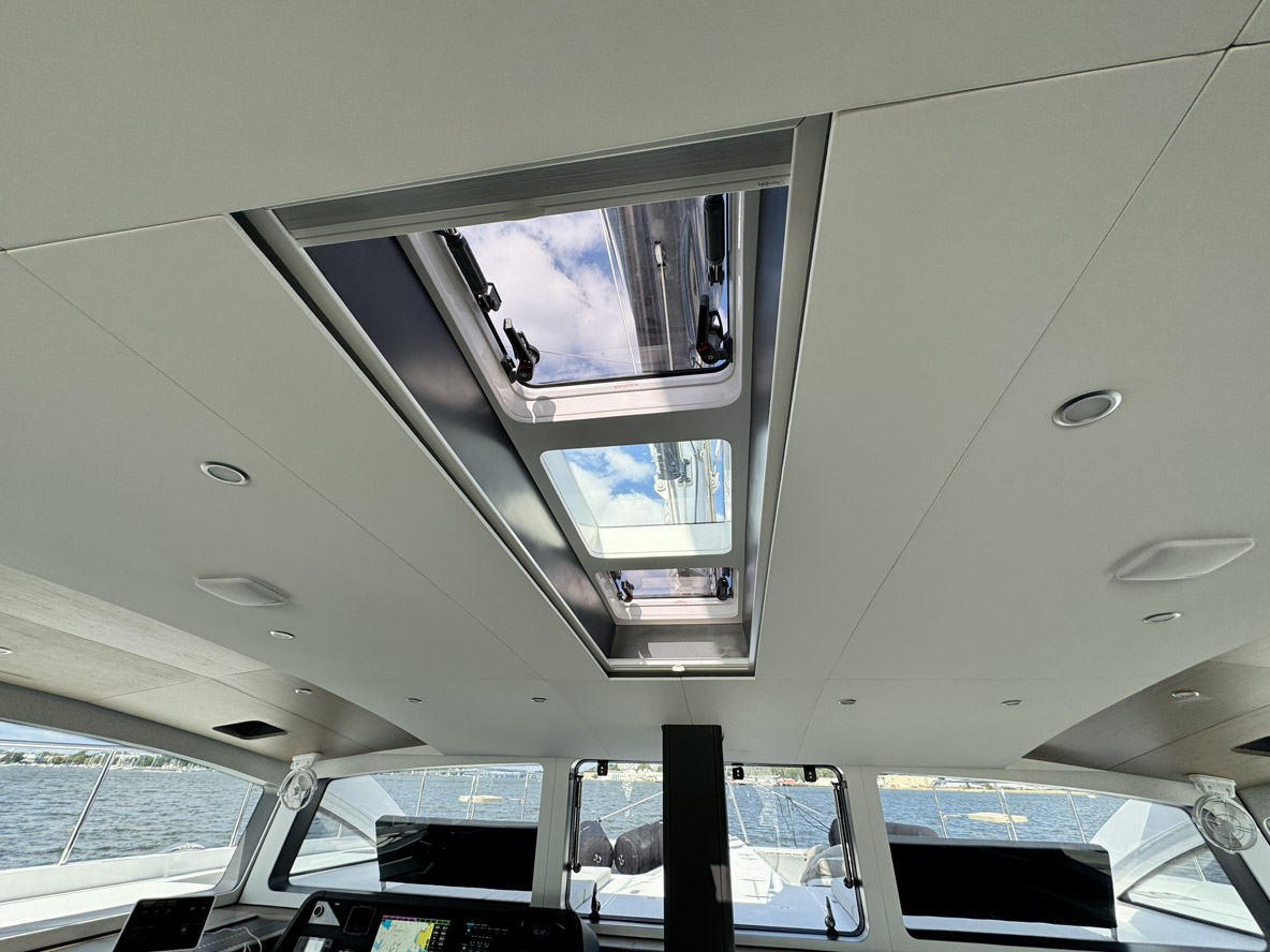 Une série de toits ouvrants permet de bien aérer l’intérieur.