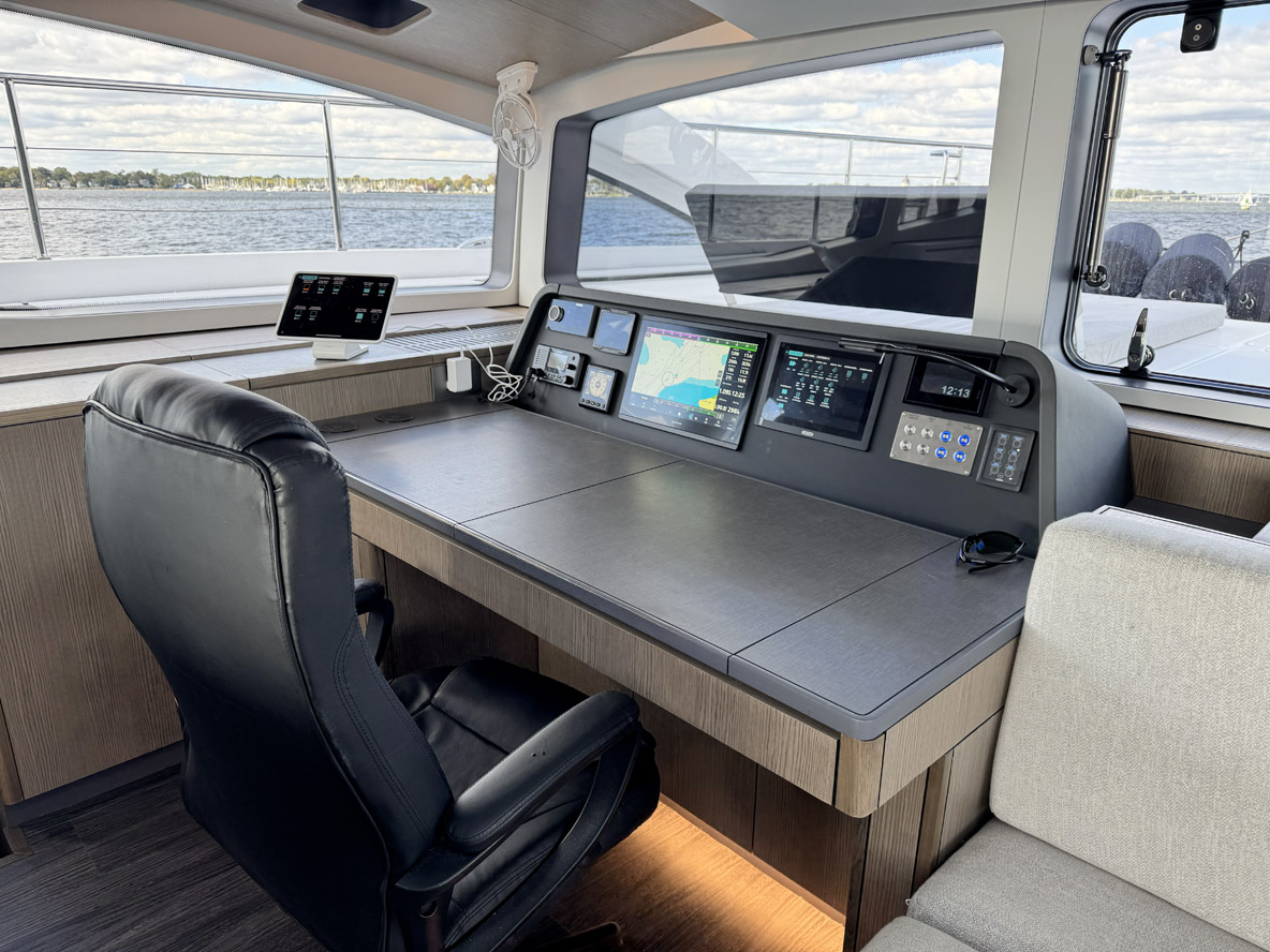 Le coin navigation s’organise autour d’un grand bureau, lequel peut servir aussi à travailler. Au besoin, on peut également manœuvrer le catamaran depuis cet endroit.