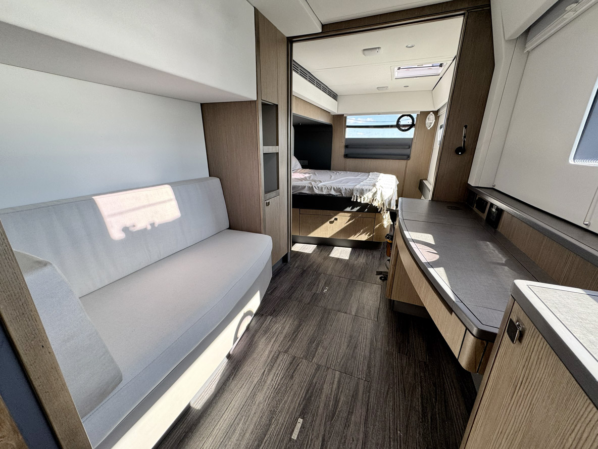 La cabine Propriétaire occupe toute la coque bâbord, et profite d’un couchage king size, d’un canapé, d’un petit bureau, d’un vrai dressing et d’une immense salle de bain.