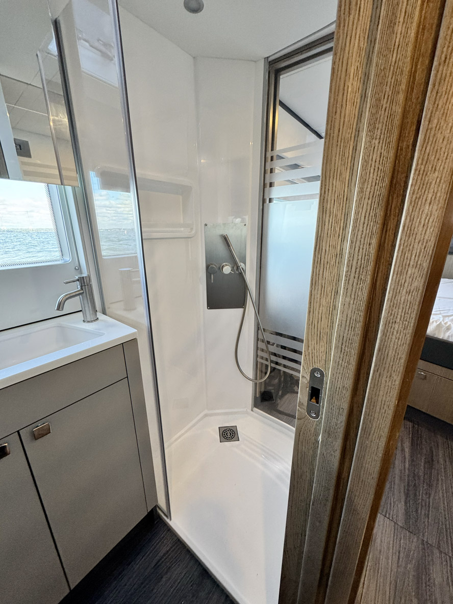 La cabine VIP bénéficie elle aussi d’un  couchage king size, d’un petit bureau  et d’une belle salle d’eau.