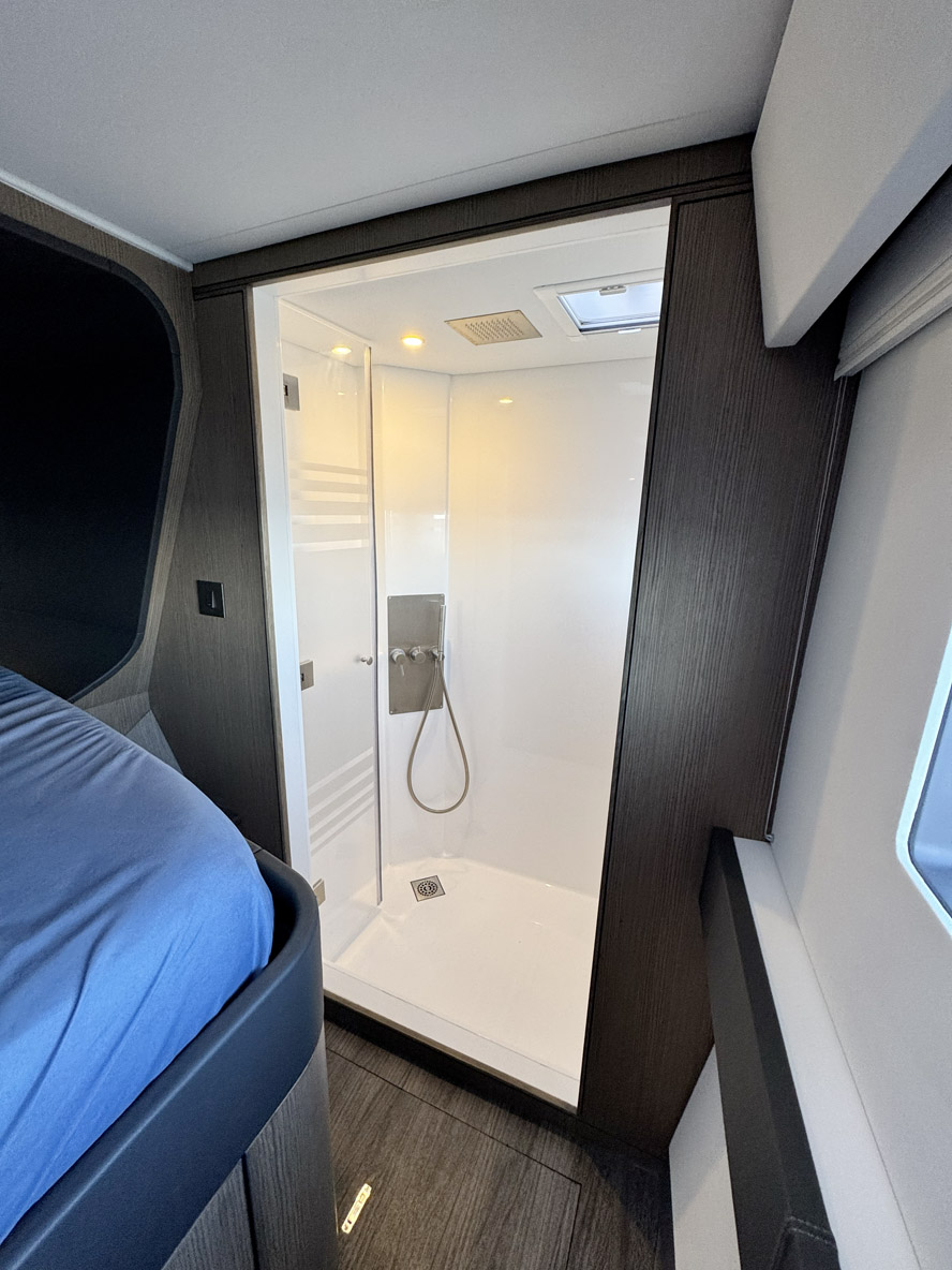 La cabine des invités offre un couchage queen size, une grande douche séparée et, de l’autre côté du lit, un cabinet de toilette, qui servira aussi aux invités à la journée.